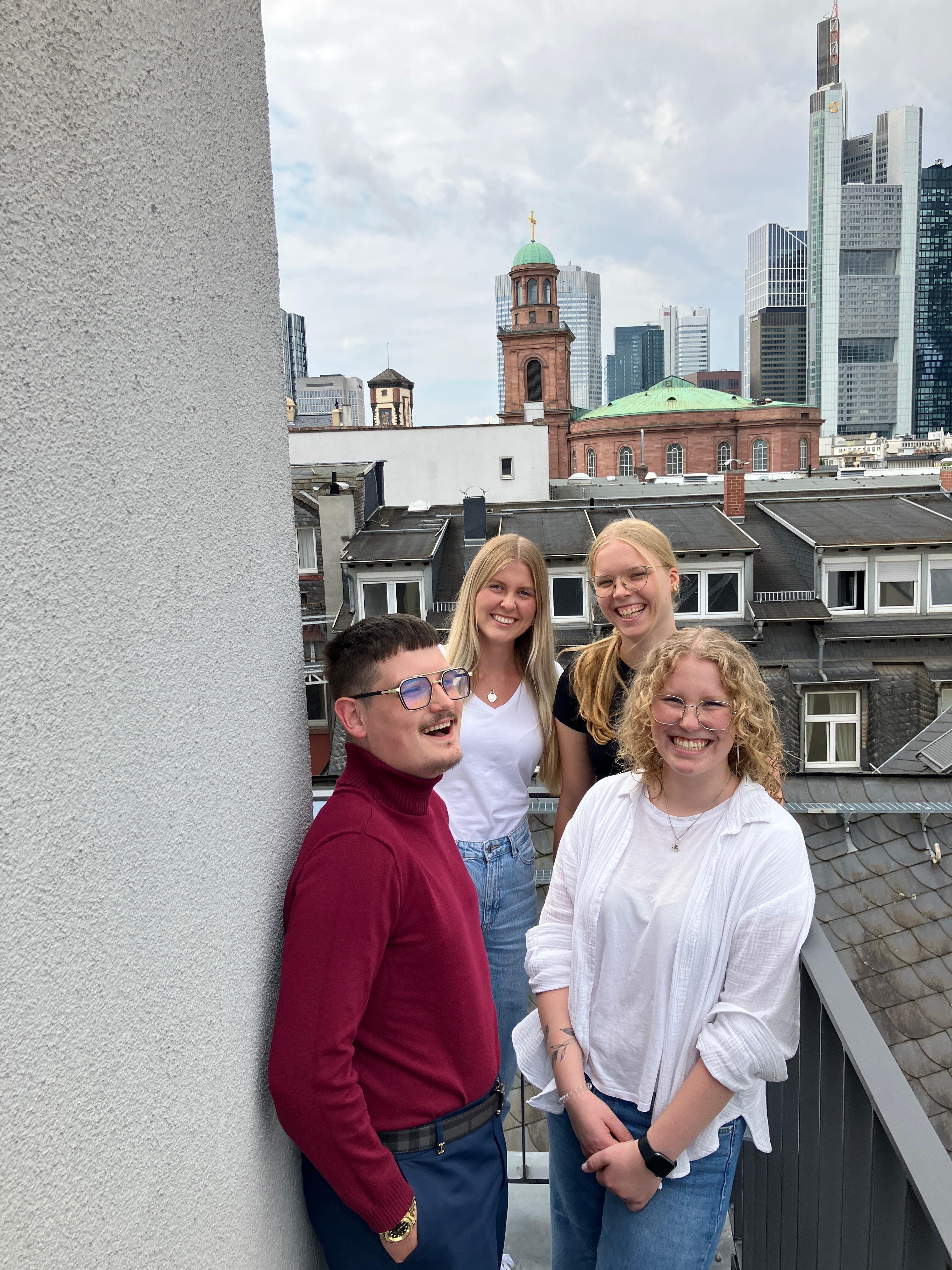 Die MVB-Azubis vor der Frankfurter Skyline