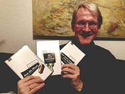 Chrstian Sprang hält seine veröffentlichten Bücher