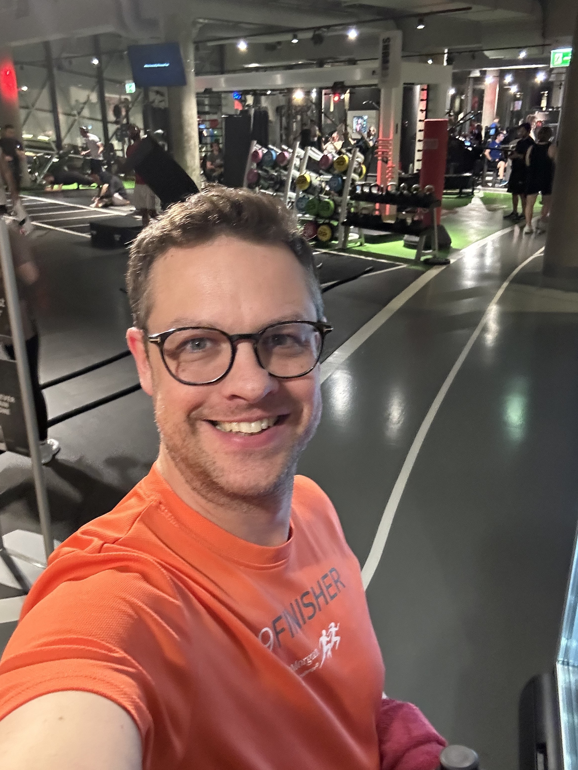 Thomas steht in einem Fitness Studio