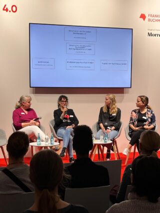Petra Läufer, Susanne Breuer, Maren Starke und Valeska Wagner im Gespräch beim Karriere Tag auf der Frankfurter Buchmesse