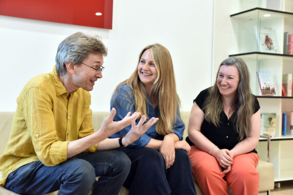 Stefan, Elisa und Astrid sprechen miteinander.