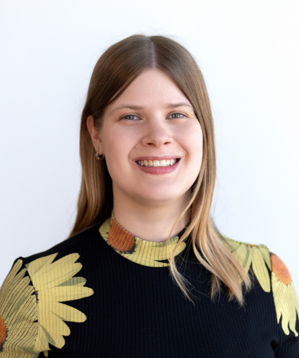 Portrait von Mirjam Wingenbach vor einer weißen Wand.