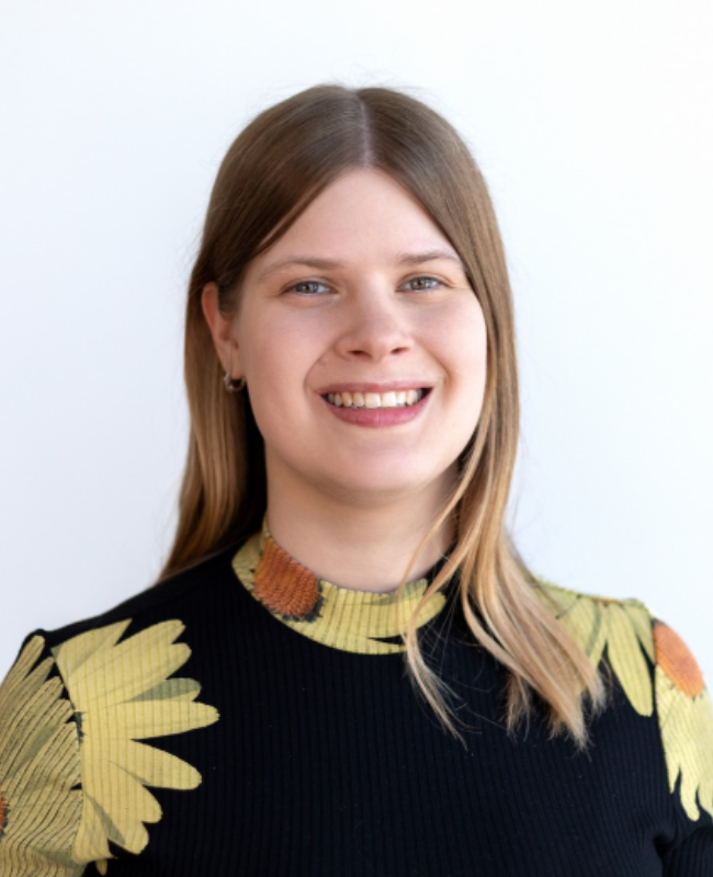 Portrait von Mirjam Wingenbach vor einer weißen Wand.
