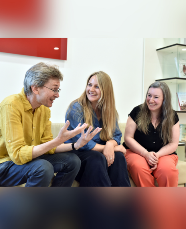 Stefan, Elisa und Astrid sprechen miteinander.